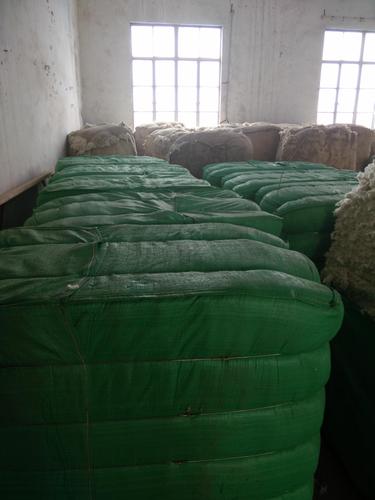 我公司为一家专业做毛纺原料的生产厂家,其中骆驼绒原料来自阿拉善